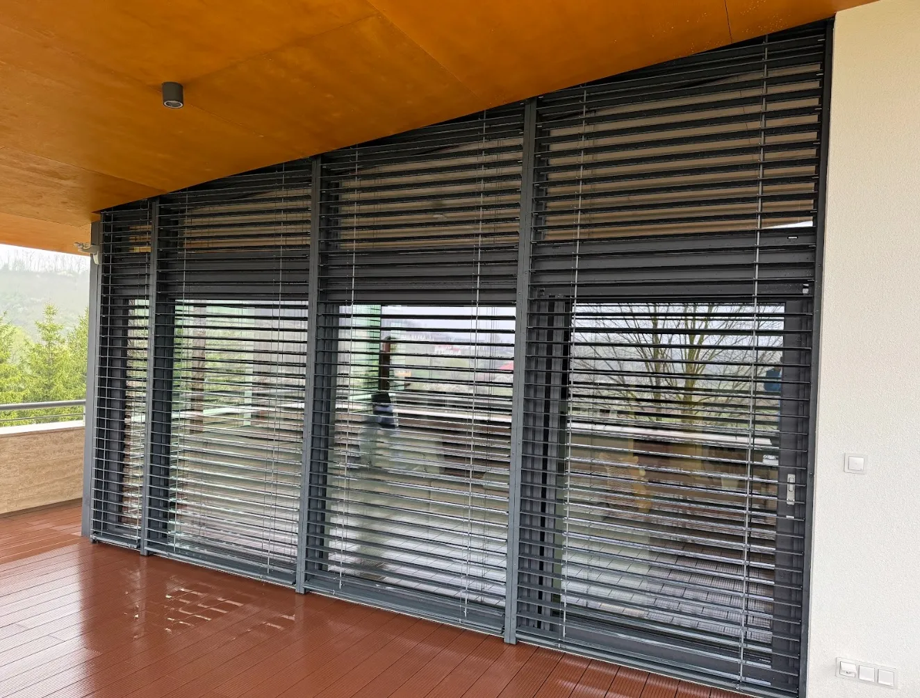 Alumínium zsalúzia lamellák részlet – érzékeny kültéri rendszer